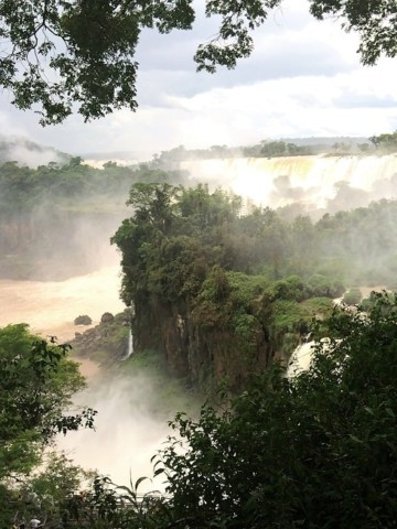 Iguazu Falls - Brazil vs. Argentina - Which Side Is Better?