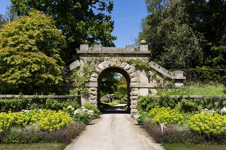 archway-to-the-maze-looking-back-to-the-rockery
