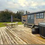 Shepherd's Hut Glamping In Exhall