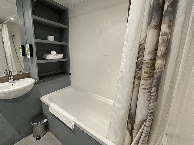 Wizard Double Deluxe Room Bathroom